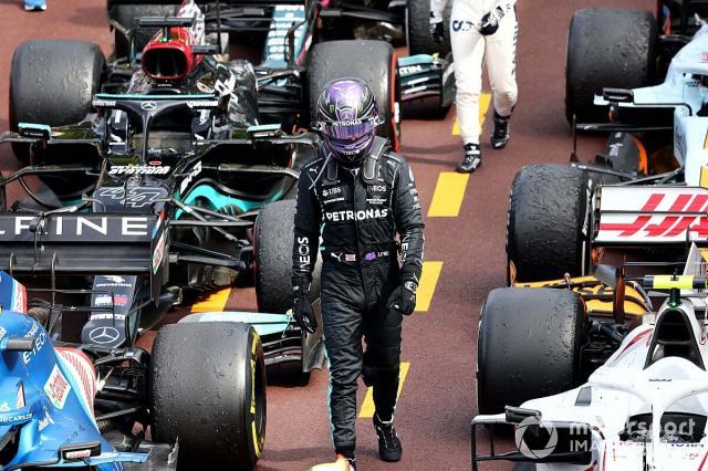 lewis-hamilton-mercedes-arrive.jpg